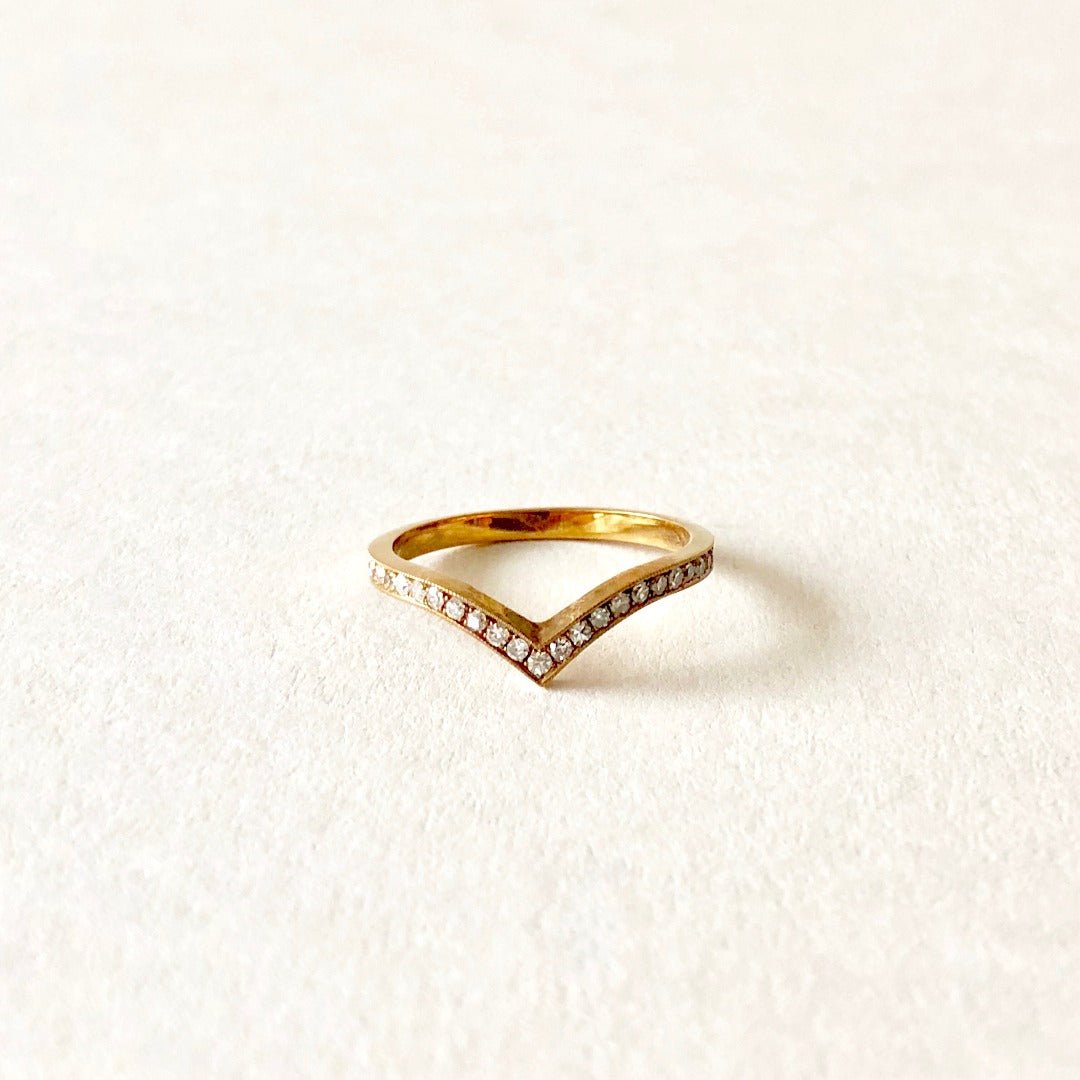 The V Wedding Band in Yellow Gold – Taylor Custom Rings